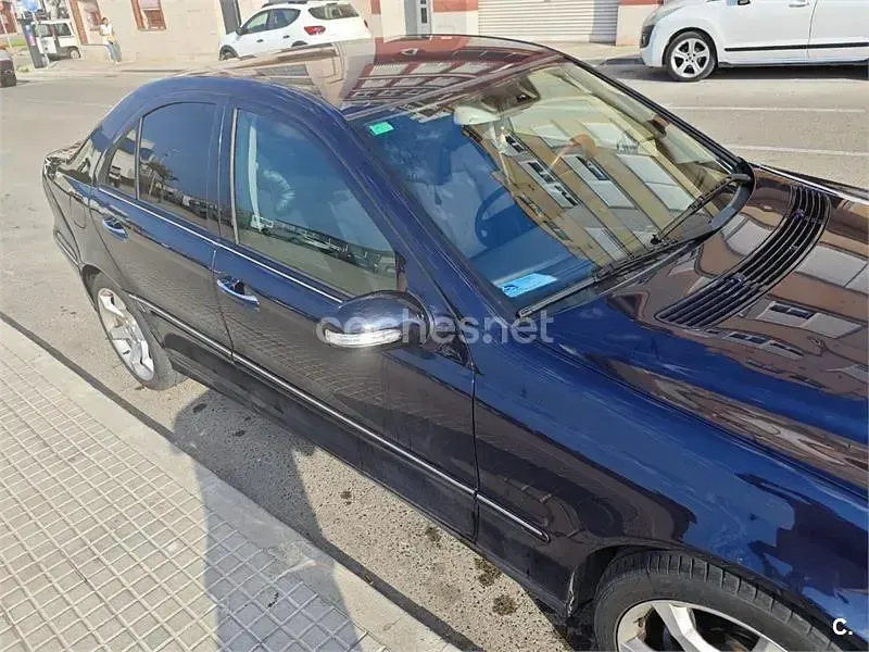 Usado Mercedes C200 Elegance 163 CV (119 kW) 2005 Azul Berlina