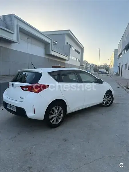 Usado Toyota Auris Active 90 CV (66 kW) 2013 Blanco Berlina