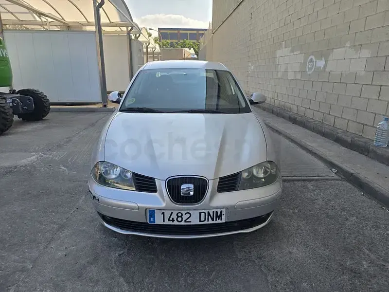 Usado Seat Cordoba Reference 75 CV (55 kW) 2005 Gris / plata Berlina