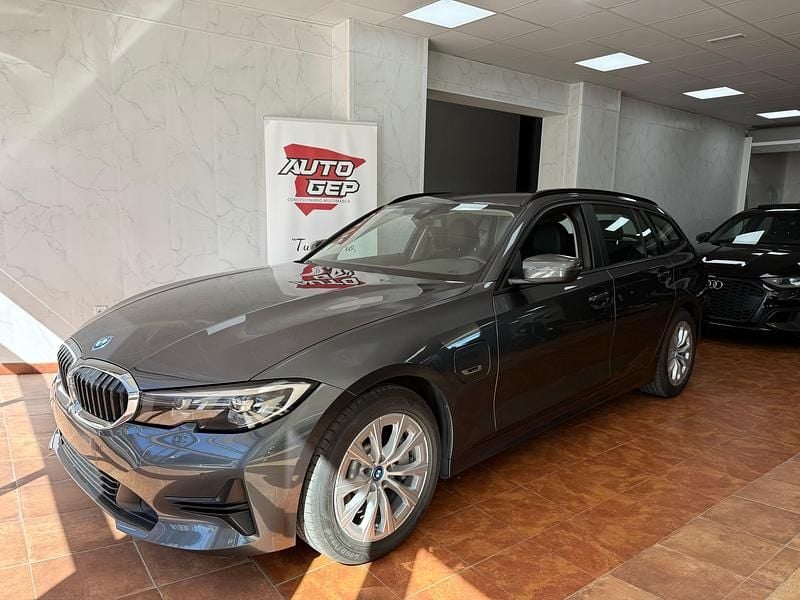Gris Usado 2021 BMW 330e Comfort Edition Familiar | 28.999 € (Precio justo) - Imagen 1/4