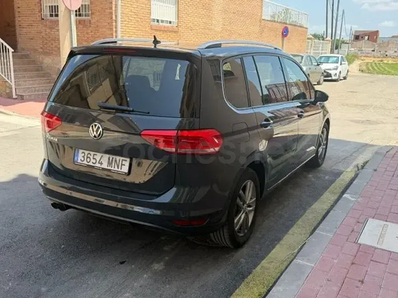 Usado VW Touran Advance 150 CV (110 kW) 2018 Gris / plata Monovolumen