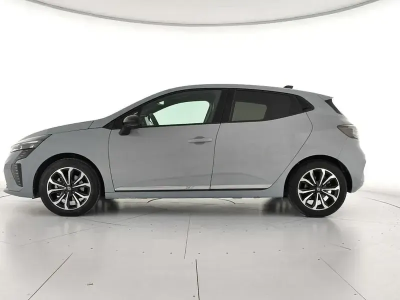 Usado Renault Clio V Techno 143 CV (105 kW) 2025 Gris / plata Berlina