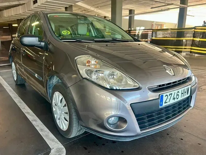 Usado Renault Clio IV Business 75 CV (55 kW) 2012 Gris / plata Berlina