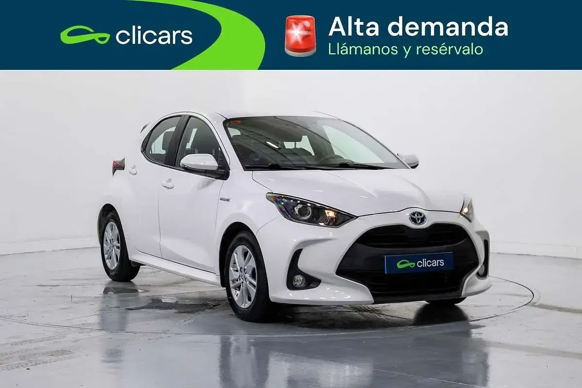 Usado Toyota Yaris Hybrid Active 75 CV (55 kW) 2021 Blanco Berlina