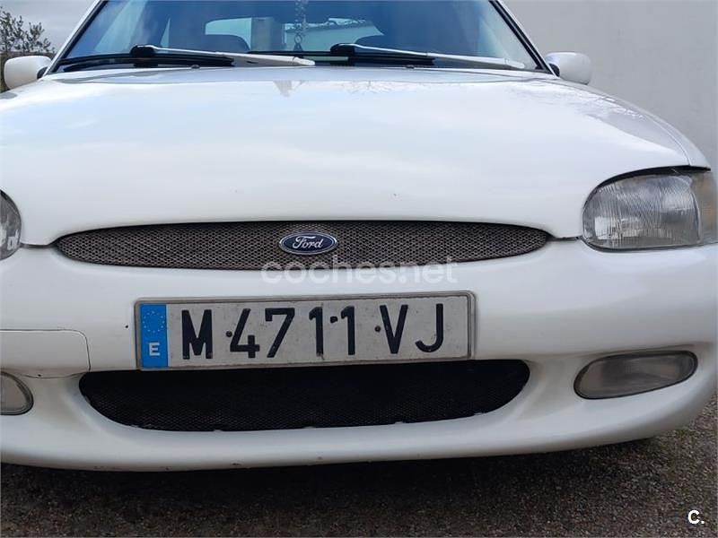Usado Ford Escort 115 CV (84 kW) 1997 Blanco Berlina