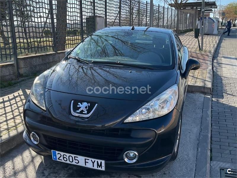 Negro Usado 2007 Peugeot 207 CC Descapotable | 1500 € (Buen precio) - Imagen 1/4