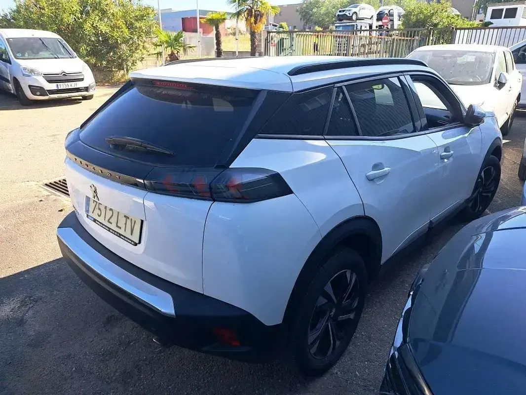 Usado Peugeot 2008 Active 110 CV (80 kW) 2021 Blanco SUV