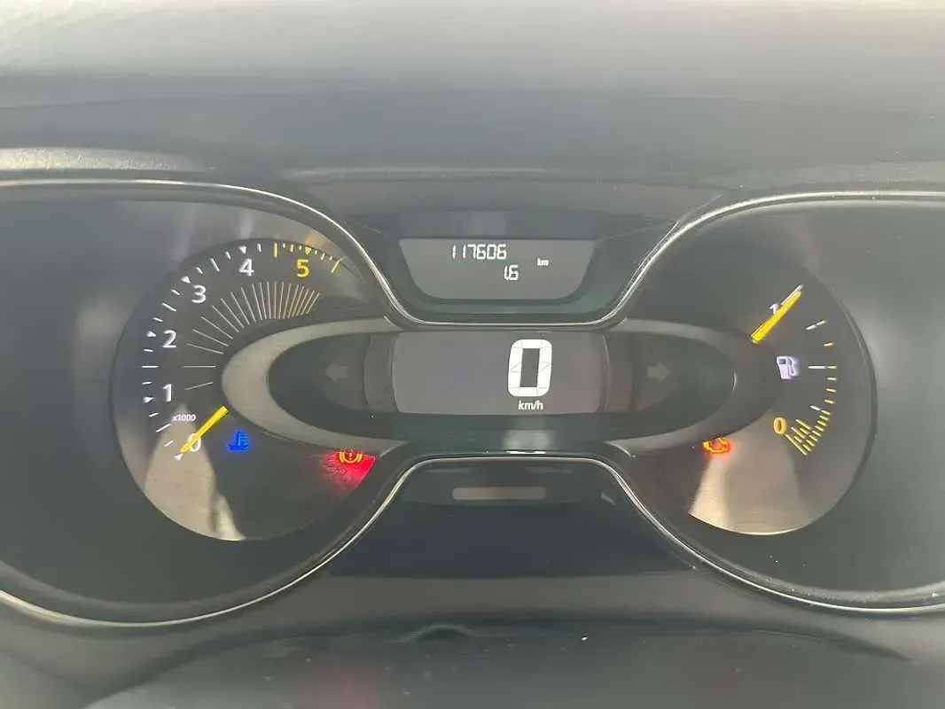 Usado Renault Captur Zen 110 CV (80 kW) 2015 Plateado SUV