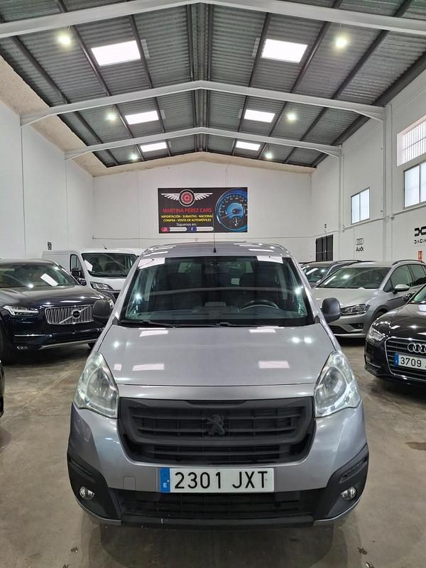 Usado Peugeot Partner Tepee Active 100 CV (73 kW) 2017 Gris Monovolumen
