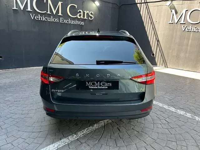 Usado Skoda Superb Style 218 CV (160 kW) 2020 Gris Familiar