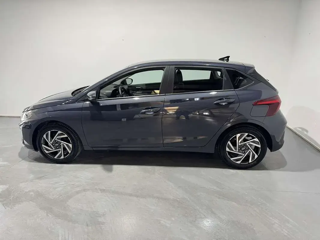 Usado Hyundai i20 84 CV (61 kW) 2024 Gris Utilitario
