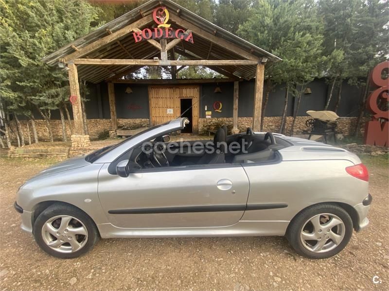 Usado Peugeot 206 110 CV (80 kW) 2002 Gris / plata Descapotable