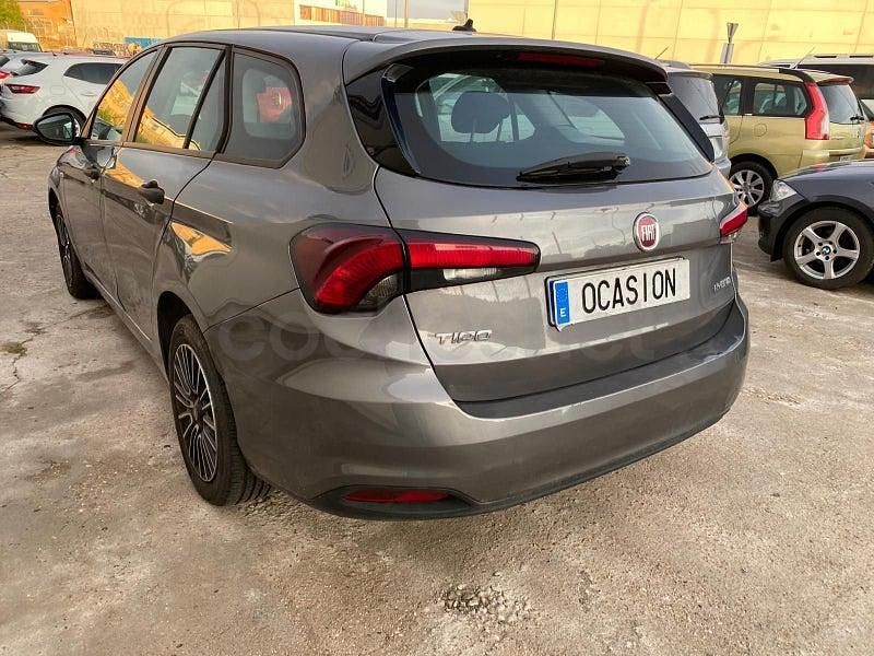 Usado Fiat Tipo Cross 130 CV (95 kW) 2022 Gris / plata Familiar