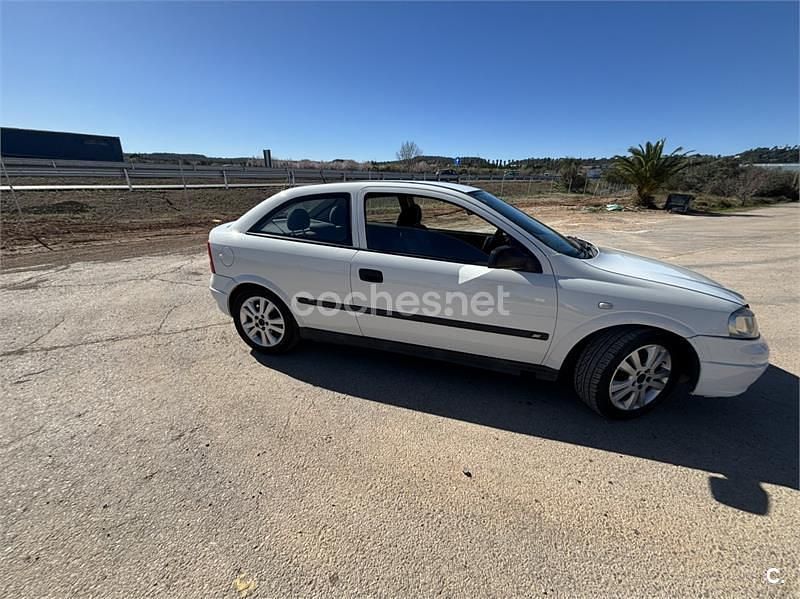 Usado Opel Astra Edition 100 CV (73 kW) 2002 Blanco Berlina