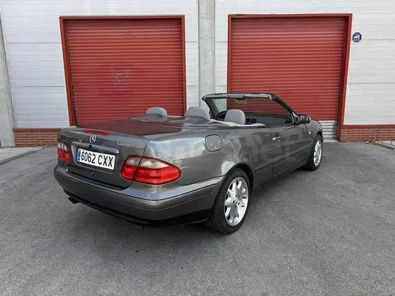 Usado Mercedes CLK230 Elegance 193 CV (141 kW) 2003 Gris / plata Descapotable
