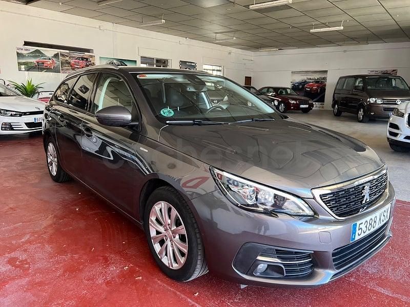 Usado Peugeot 308 SW Active 130 CV (95 kW) 2020 Gris / plata Familiar
