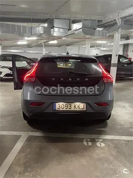 Usado Volvo V40 Momentum 122 CV (89 kW) 2018 Gris / plata Berlina