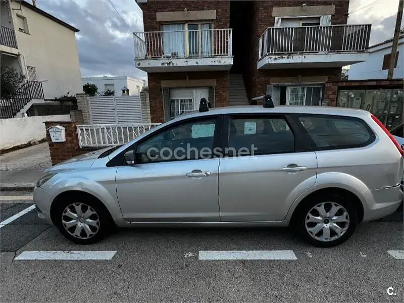 Usado Ford Focus Trend 109 CV (80 kW) 2008 Blanco Familiar