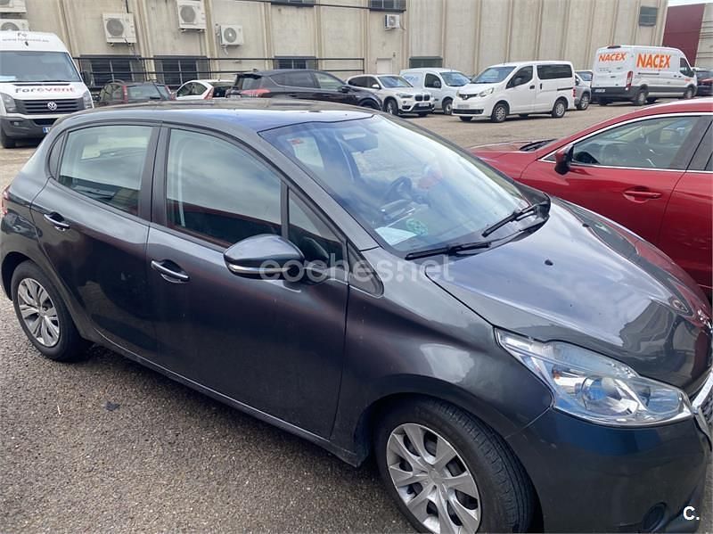 Usado Peugeot 208 Access 82 CV (60 kW) 2014 Negro Utilitario