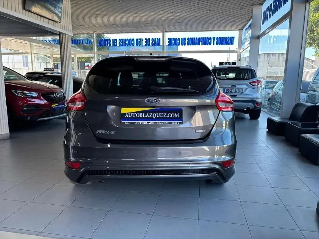 Usado Ford Focus Sport 125 CV (91 kW) 2016 Gris Utilitario