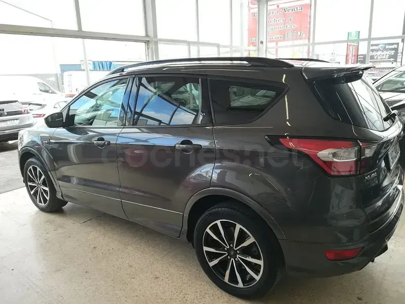 Usado Ford Kuga ST-Line 150 CV (110 kW) 2018 Gris / plata SUV