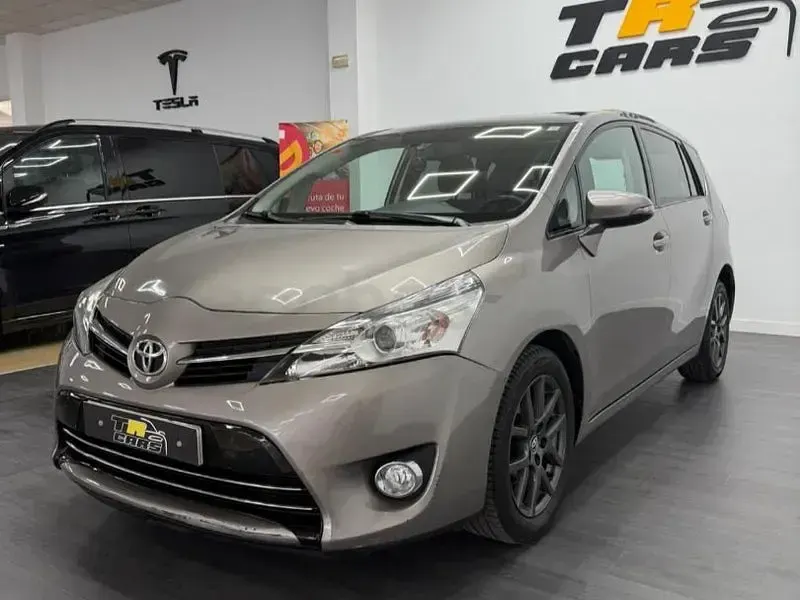 Usado Toyota Verso Advance 147 CV (108 kW) 2016 Gris / plata Monovolumen