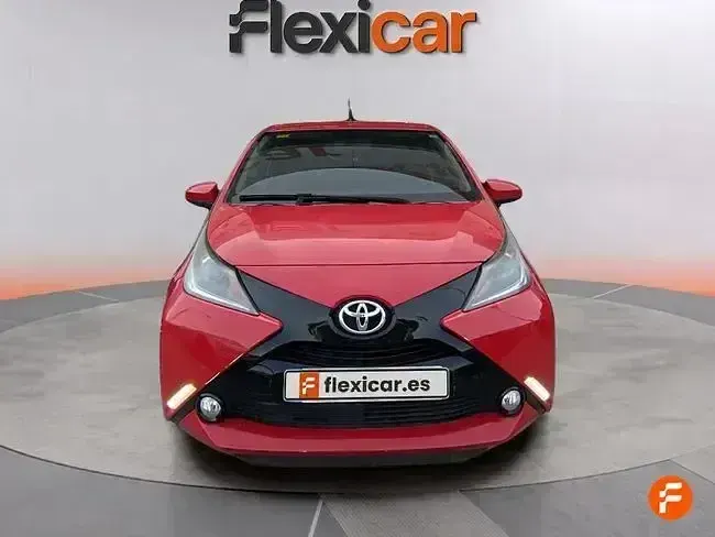 Usado Toyota Aygo X-play 69 CV (50 kW) 2018 Rojo Utilitario