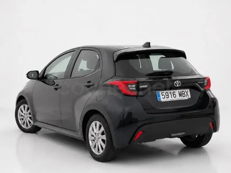 Usado Toyota Yaris Hybrid Active 116 CV (85 kW) 2022 Negro Berlina