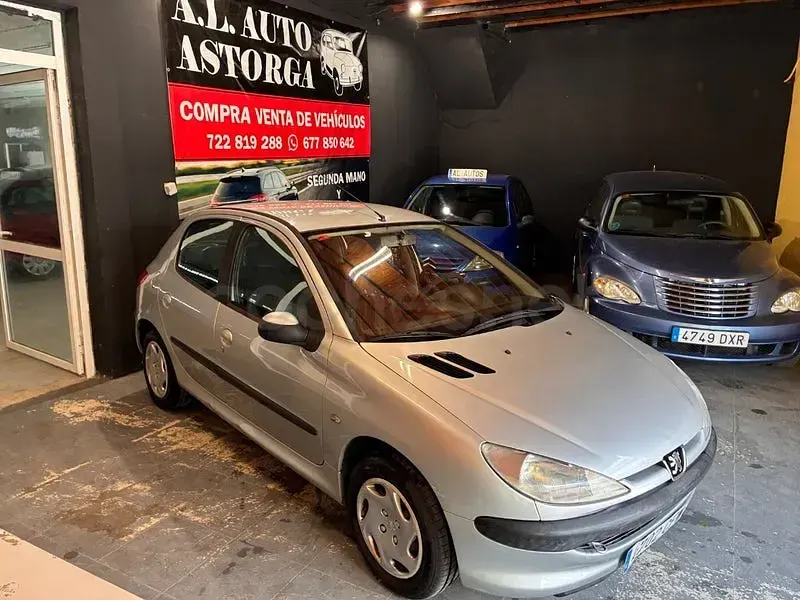 Usado Peugeot 206 70 CV (51 kW) 2004 Gris / plata Berlina