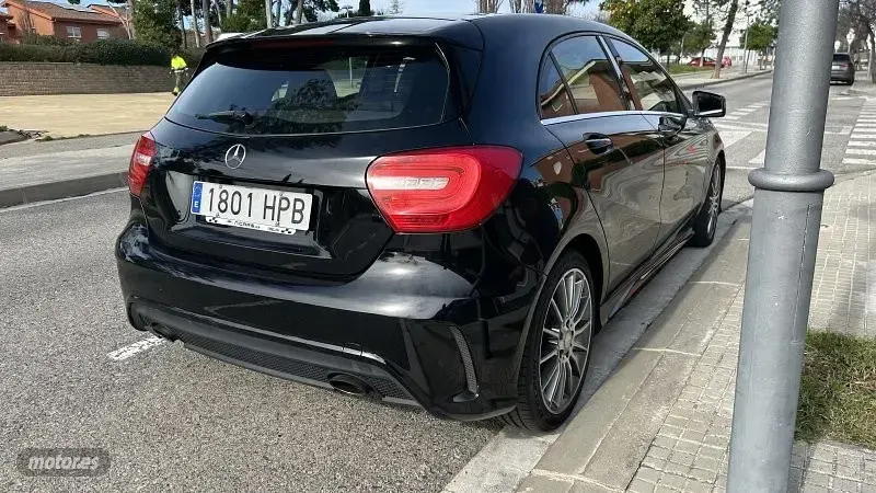 Usado Mercedes A180 109 CV (80 kW) 2013 Negro Utilitario