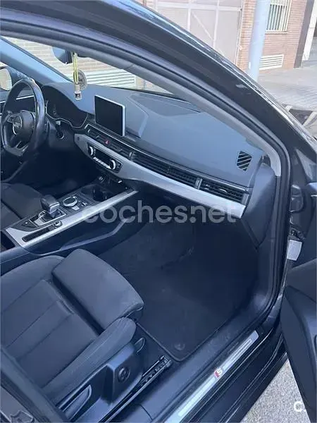Usado Audi A4 Design 150 CV (110 kW) 2018 Gris / plata Familiar