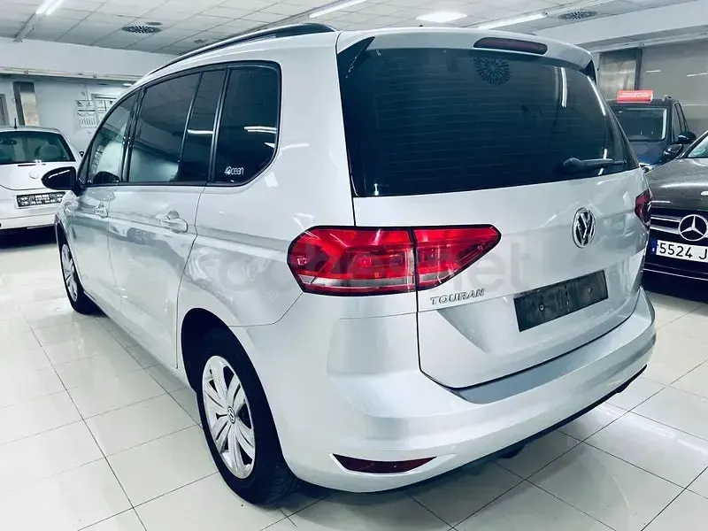 Usado VW Touran Advance 115 CV (84 kW) 2019 Gris / plata Monovolumen