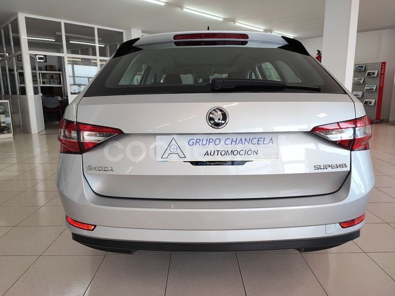 Usado Skoda Superb Ambition 150 CV (110 kW) 2019 Gris / plata Familiar