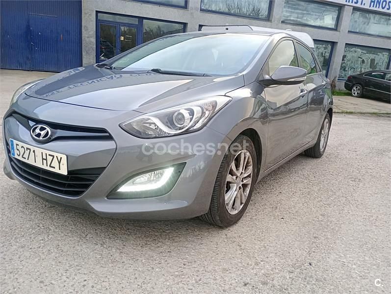 Usado Hyundai i30 110 CV (80 kW) 2014 Gris / plata Berlina