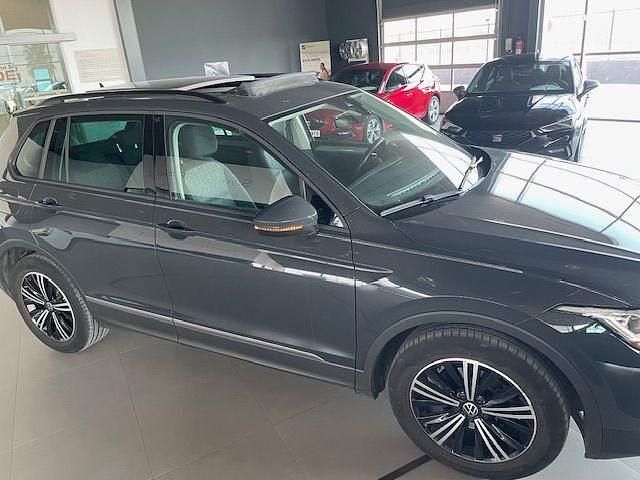 Gris Usado 2021 VW Tiguan Life SUV | 28.600 € (Un poco caro) - Imagen 1/4