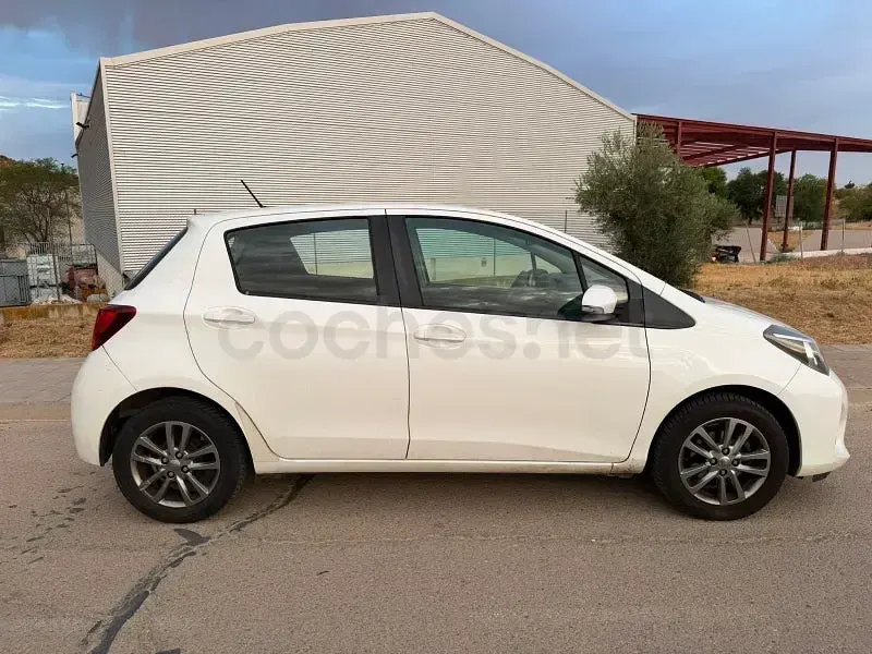 Usado Toyota Yaris City 69 CV (50 kW) 2017 Blanco Berlina