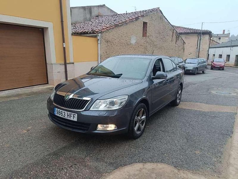 Usado Skoda Octavia Active 105 CV (77 kW) 2012 Gris Utilitario