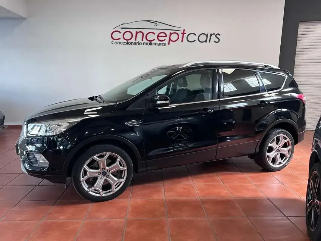 Usado Ford Kuga Titanium 150 CV (110 kW) 2018 Negro SUV