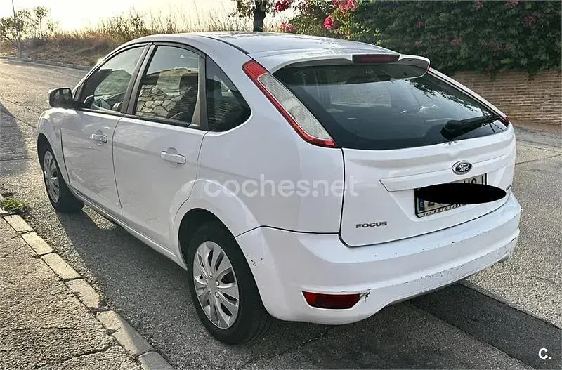 Usado Ford Focus Trend 90 CV (66 kW) 2011 Blanco Berlina