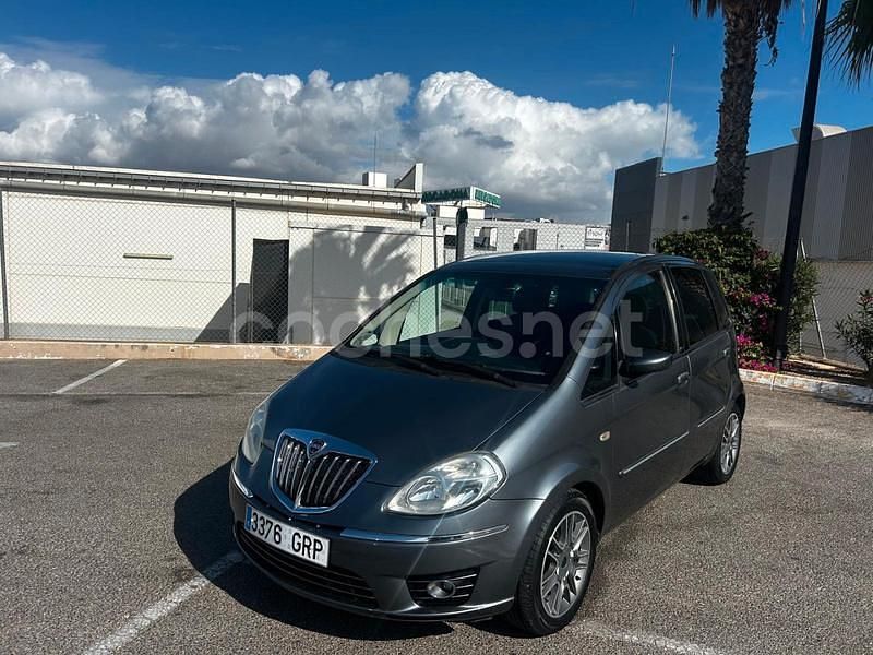 Usado Lancia Musa 90 CV (66 kW) 2009 Gris / plata Monovolumen