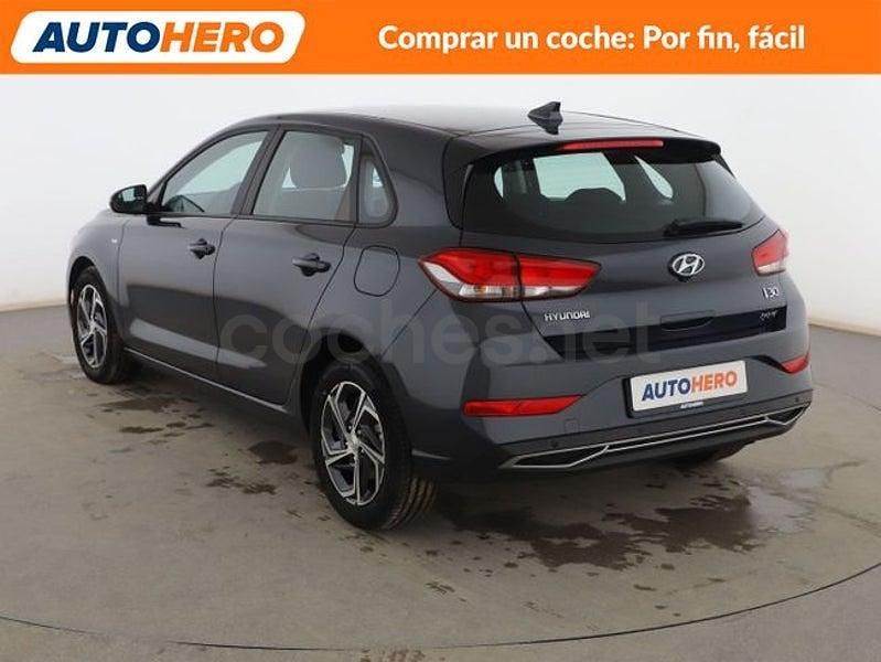 Usado Hyundai i30 120 CV (88 kW) 2022 Gris Berlina