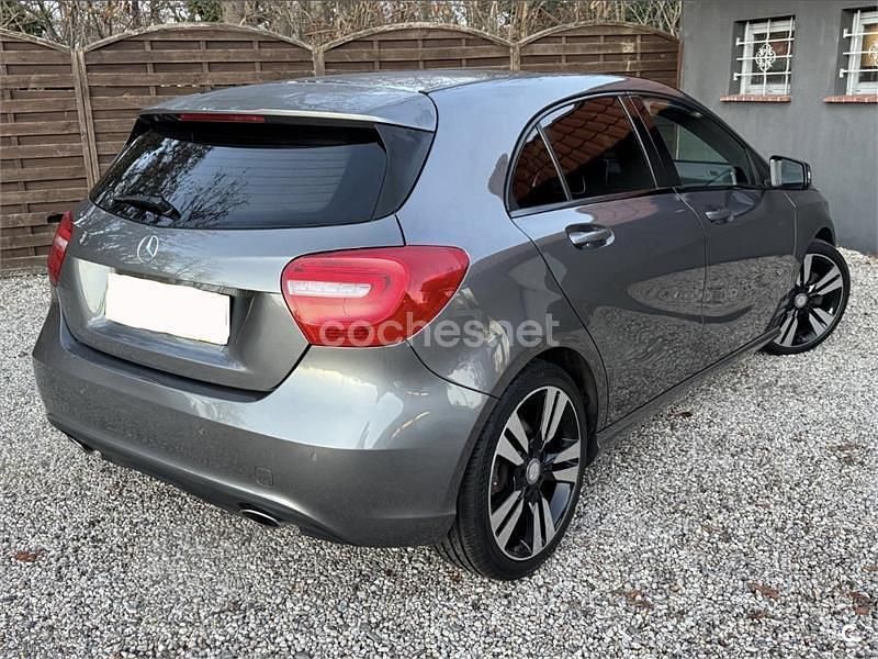 Usado Mercedes A200 Urban 136 CV (100 kW) 2013 Gris / plata Berlina