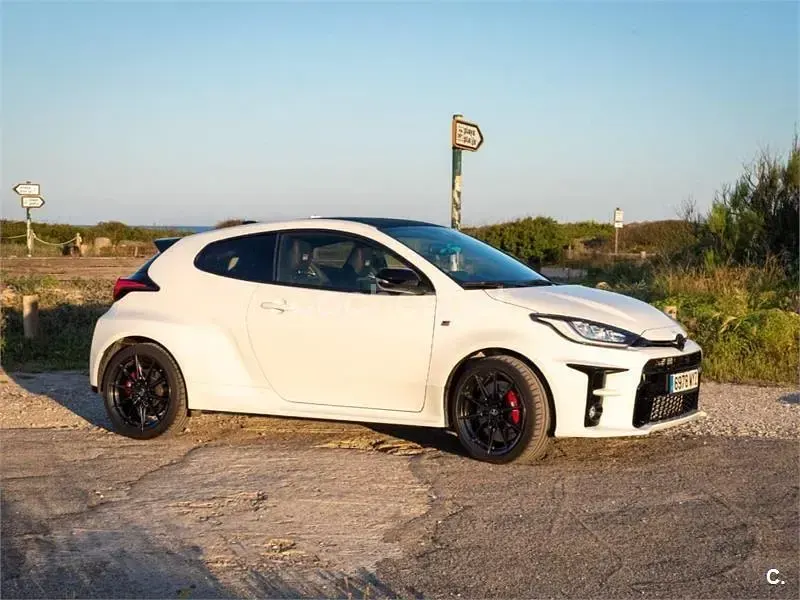 Usado Toyota Yaris 261 CV (191 kW) 2024 Blanco Utilitario