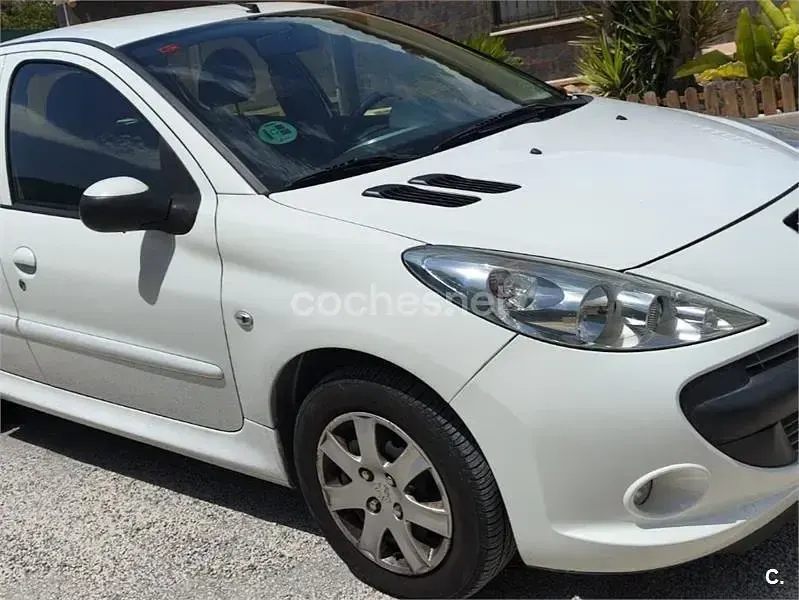 Usado Peugeot 206+ 60 CV (44 kW) 2011 Blanco Utilitario