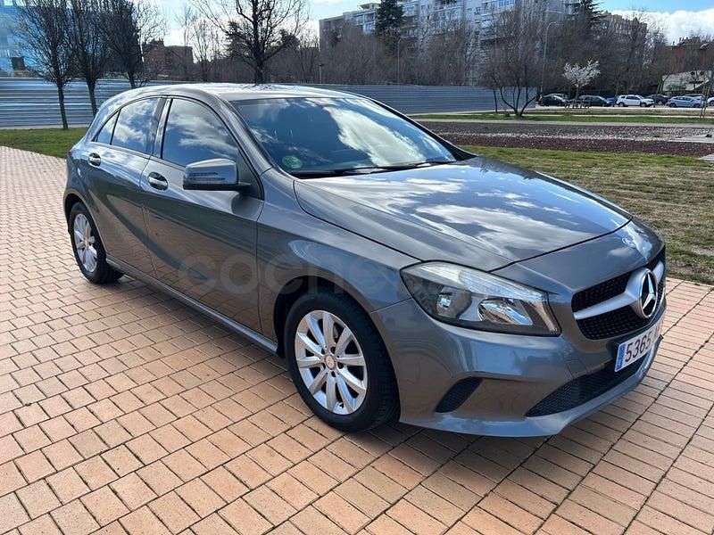 Usado Mercedes A180 109 CV (80 kW) 2017 Gris / plata Berlina