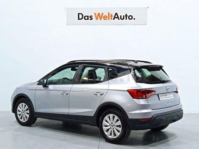 Usado Seat Arona Style 110 CV (80 kW) 2024 Gris plata SUV
