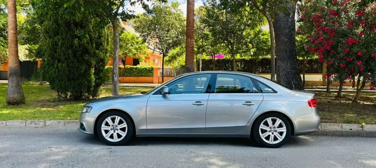 Usado Audi A4 Exclusive 143 CV (105 kW) 2009 Plateado Berlina