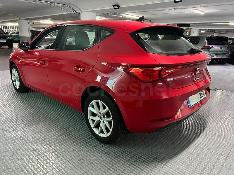 Usado Seat Leon Style 110 CV (80 kW) 2022 Rojo Berlina