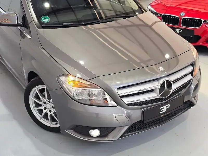 Usado Mercedes B180 122 CV (89 kW) 2013 Gris Monovolumen