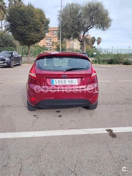 Usado Ford Fiesta Trend 82 CV (60 kW) 2009 Granate Utilitario